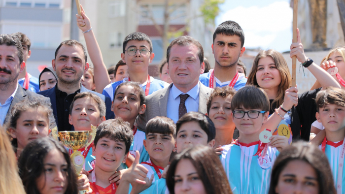 BALCIOĞLU, GENÇLERE ÖDÜL DAĞITTI